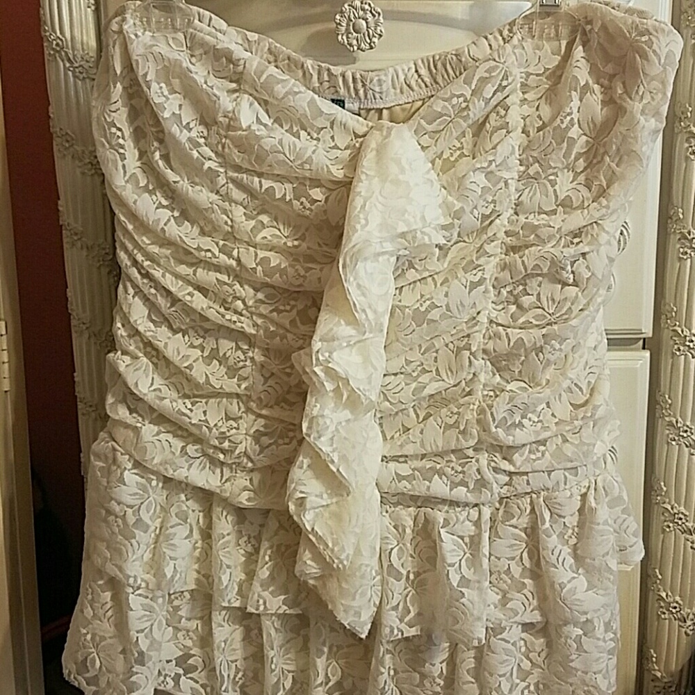 Vintage ruffle lace corset. Junior Plus sizing.